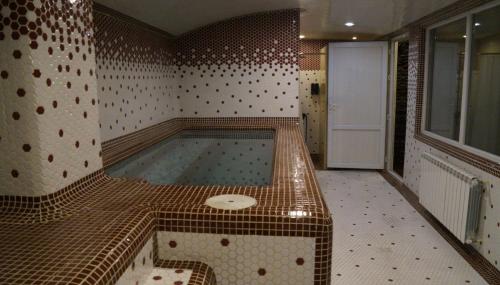 喀布尔Relaxing Escape King Bed, HotTub的设有一个大型游泳池,