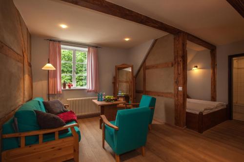 布格施塔加德布格施塔加德酒店的客厅配有绿色沙发和床。