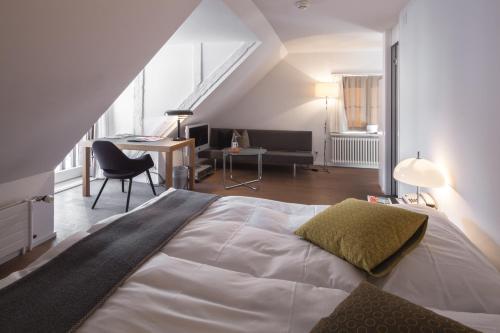 索洛图恩巴塞尔托餐厅酒店的卧室配有一张白色大床和一张书桌