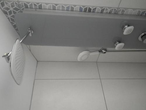 Saint-Victor-sur-LoireTénorilo的一间带3个淋浴喷头的淋浴的浴室