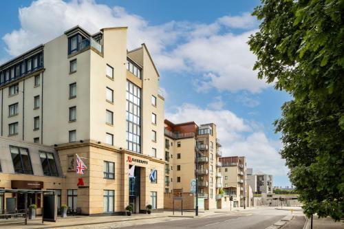 爱丁堡Edinburgh Marriott Hotel Holyrood的一条城市街道上高大的白色建筑