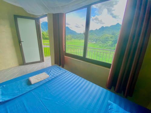 枚州县Meadow Mai Chau Homestay的一间卧室设有一张床和一个美景窗户。