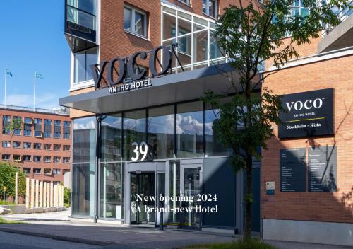 斯德哥尔摩voco Stockholm - Kista, an IHG Hotel的建筑的侧面有刻有刻画的标志