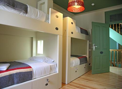29 Madeira Hostel客房内的一张或多张双层床
