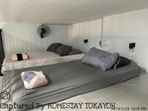 Homestay Studio TOKAYOH客房内的一张或多张床位