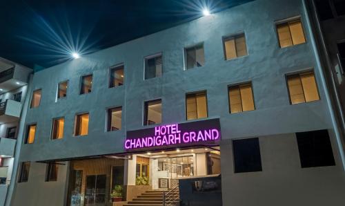 钱德加尔Treebo Chandigarh Grand的一座建筑,上面标有读酒店标牌