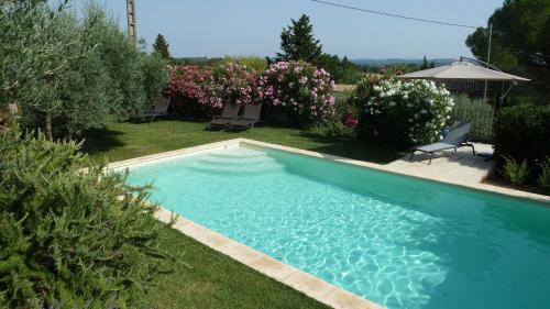 科蒂尼亚克玛斯德欧利维特旅馆的一座房子的院子内的游泳池