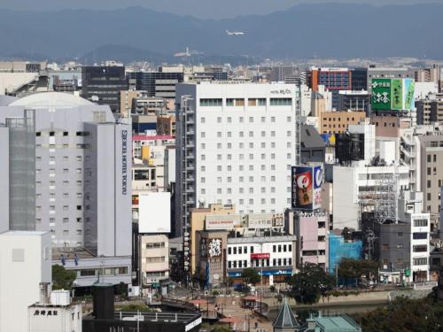 福冈博多瑞索尔三一酒店的城市景观,拥有许多高高的建筑