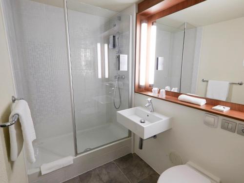 尚布雷莱图尔南钟楼旅行时光酒店的一间浴室