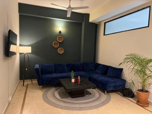 The Comfort Hub, 2 Bedroom apartment, Islamabad的休息区