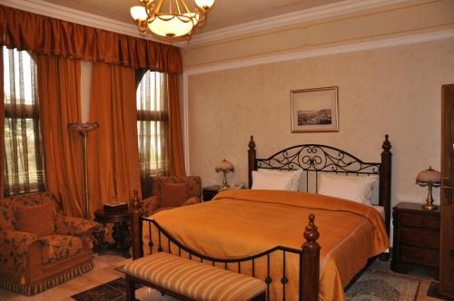 索瓦马俄罗斯朝圣者酒店的一间卧室配有一张床、一把椅子和窗户。