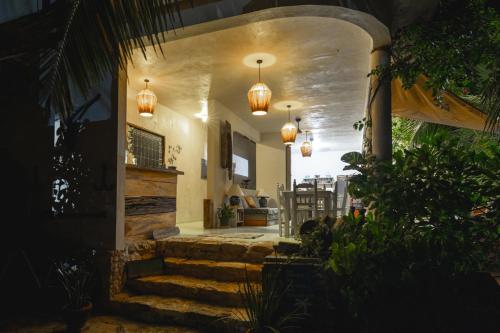 埃尔库约Casa Mia El Cuyo Eco Beach Boutique Hotel的房屋内带楼梯和吊灯的走廊