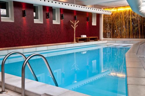 科灵科丁峡湾酒店的一座红色墙壁的酒店游泳池