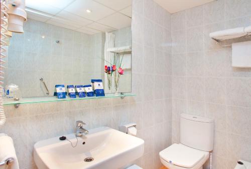 甘迪亚RH里维埃拉酒店 - 仅限成人 的一间带水槽、卫生间和镜子的浴室