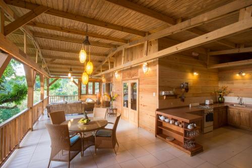 Castara卡斯塔拉公寓的小木屋的厨房和用餐室,拥有木制天花板