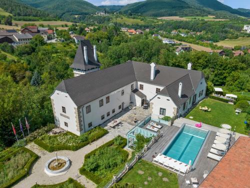 MühldorfLa Petite Ivy, Trenninghof 1302, Wachau - Managed by SKY9 Apartments的享有带游泳池的房屋的空中景致