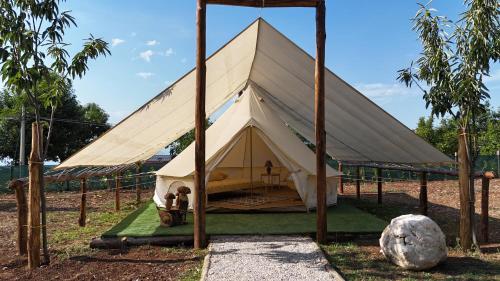 Sicignano degli AlburniGlamping Di Palma的一个大帐篷内有人