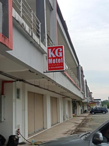 Kampong SorosobKG Motel的建筑的一侧有krm汽车旅馆标志