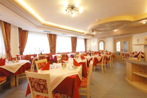 莫埃纳利德雅雷酒店的一间在房间内配有桌椅的餐厅