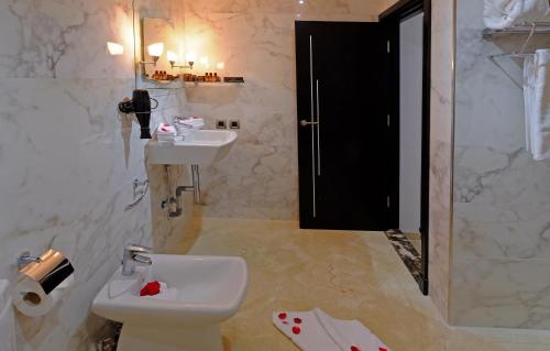 莫纳公寓式酒店的一间浴室