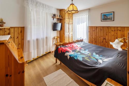 科尔蒂纳丹佩佐CiasaToa的一间卧室配有一张带彩色毯子的床