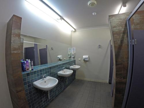 道格拉斯港道格拉斯港全球背包客旅舍的浴室设有2个水槽和镜子