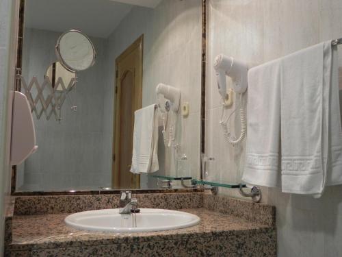 埃尔蒂恩夫洛托洛斯迪谷逸三都酒店的一间带水槽和镜子的浴室