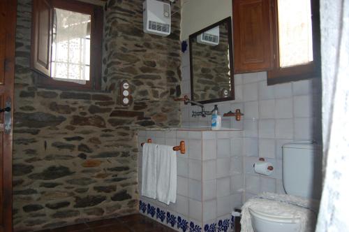布维翁卡萨菲娜度假屋的一间带卫生间和石墙的浴室