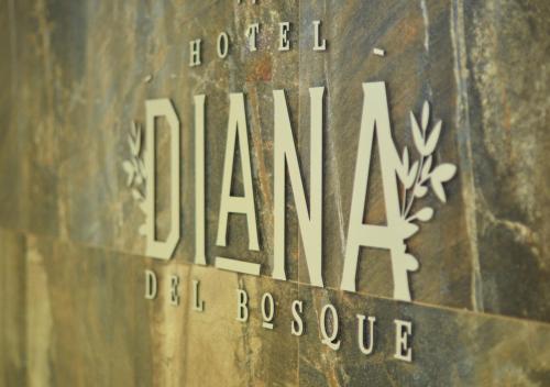 莫雷利亚Hotel Diana del Bosque by DOT Urban的一本书,上面写着兰特达南·德尔博斯克的话