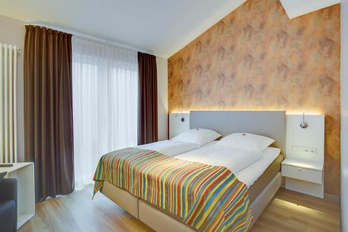 代特莫尔德伊丽莎白伽尼酒店的一间卧室设有一张大床和一个大窗户