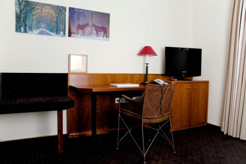 赫费尔霍夫赫费尔霍夫餐厅宾馆的客房设有书桌、电视和椅子