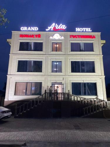 (( Frunze ))Grand ARIA Hotel的两人晚上站在酒店前