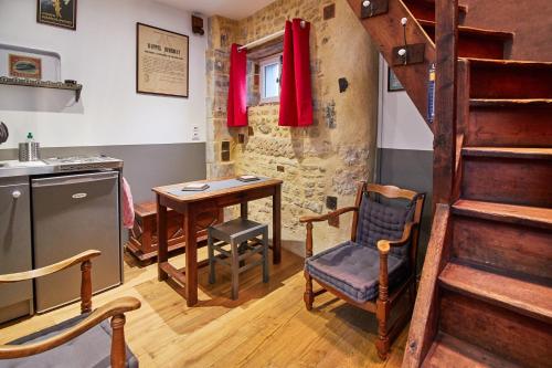 贝叶法国最小的房子度假屋的一间厨房,内设桌子和楼梯
