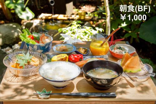 熊本KOTO TEA HOUSE - Vacation STAY 12808的桌上放着一碗食物和饮料