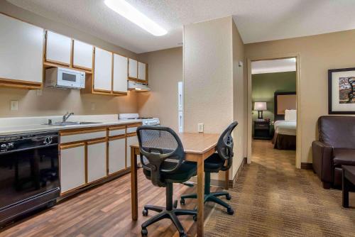 休斯顿Extended Stay America Select Suites - Houston - Willowbrook - HWY 249的一间厨房,里面配有桌椅