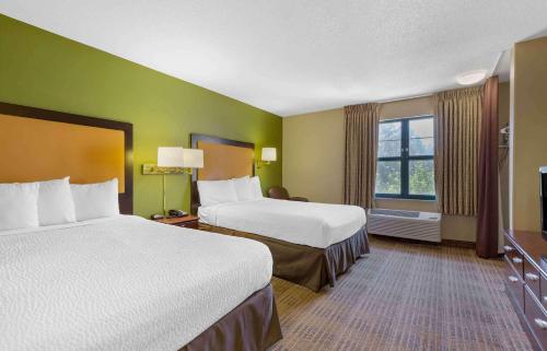 奥法伦Extended Stay America Select Suites - St Louis - O' Fallon, IL的酒店客房设有两张床和窗户。