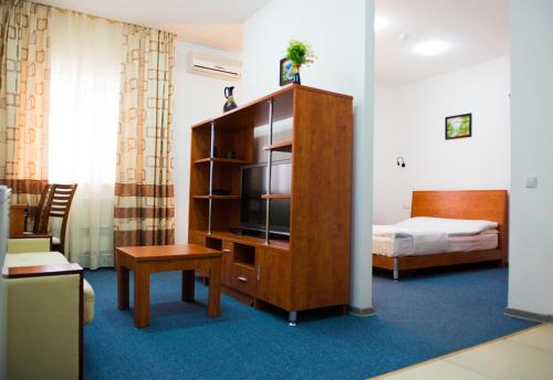 阿特劳Residence Keruen的酒店客房设有电视和床。