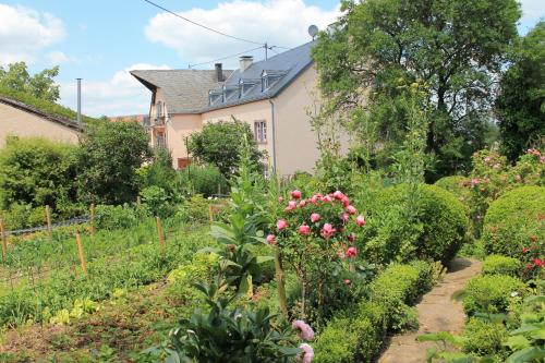 LauperathFerienhof Mayischhof的鲜花屋前的花园