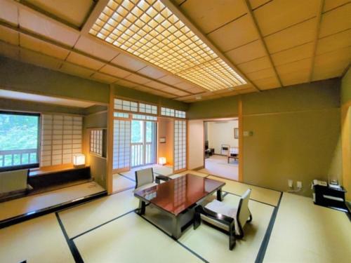 青森Sukayu Onsen Hakkoda Hotel - Vacation STAY 66848v的一个带桌椅的大客厅