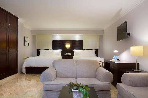 佛罗里达州广场套房酒店客房内的一张或多张床位