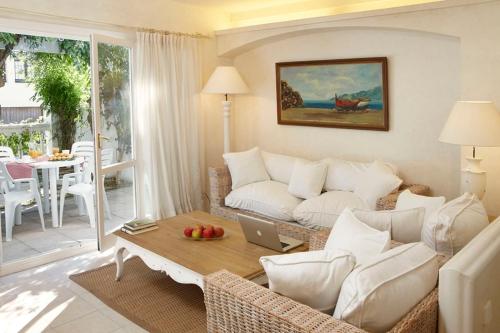 巴古尔Villa Sa Calma Beach Sa Riera的客厅配有沙发和带笔记本电脑的桌子