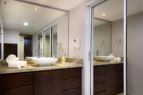 佛罗里达州广场套房酒店的一间浴室