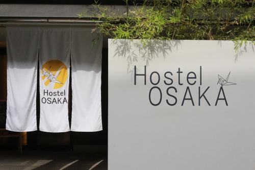 大阪Hostel OSAKA的一座楼宇上大阪旅舍的标志