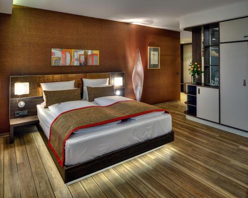 哈弗尔贝格基彼兹贝格艺术酒店的一间卧室,卧室内配有一张大床