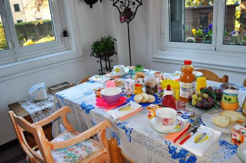 瓦雷泽Invilla B&B的一张桌子,上面有餐桌布,上面有食物