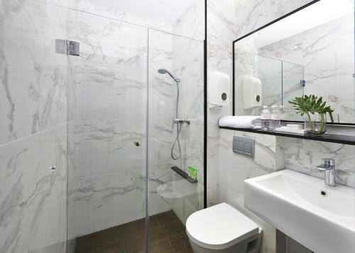 新加坡Hotel Boss的带淋浴、卫生间和盥洗盆的浴室