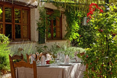 科特里奥斯努瓦斯拉蒙农庄酒店的花园里的餐桌