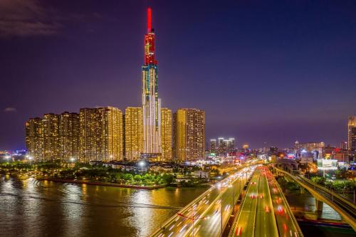 胡志明市Vinpearl Landmark 81, Autograph Collection的城市天际线,夜晚有高楼