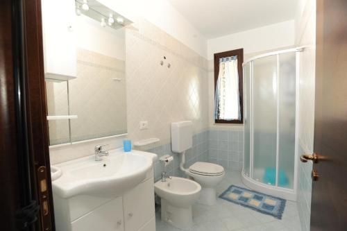 佩斯科勒海滨Carmelina的一间带水槽、卫生间和淋浴的浴室