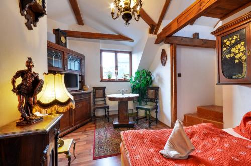 普日博尔普日博尔圣弗洛里安旅馆的卧室配有一张床和一张桌子